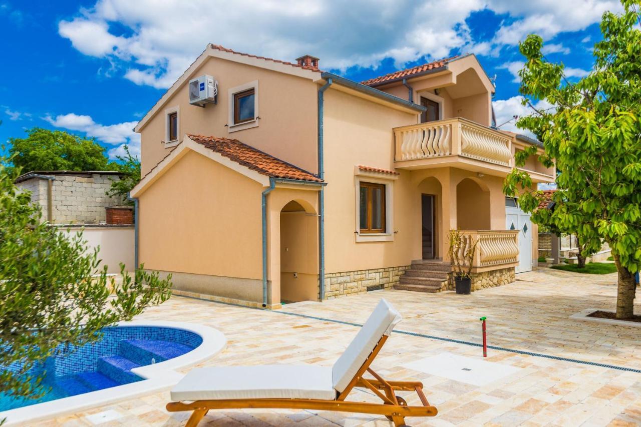 Policnik Villa Tina With Swimming Pool, Tennis Court, Games Room, Sauna, Gym, Bbq מראה חיצוני תמונה