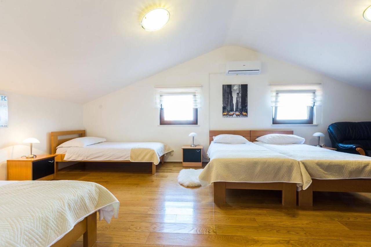 Policnik Villa Tina With Swimming Pool, Tennis Court, Games Room, Sauna, Gym, Bbq מראה חיצוני תמונה