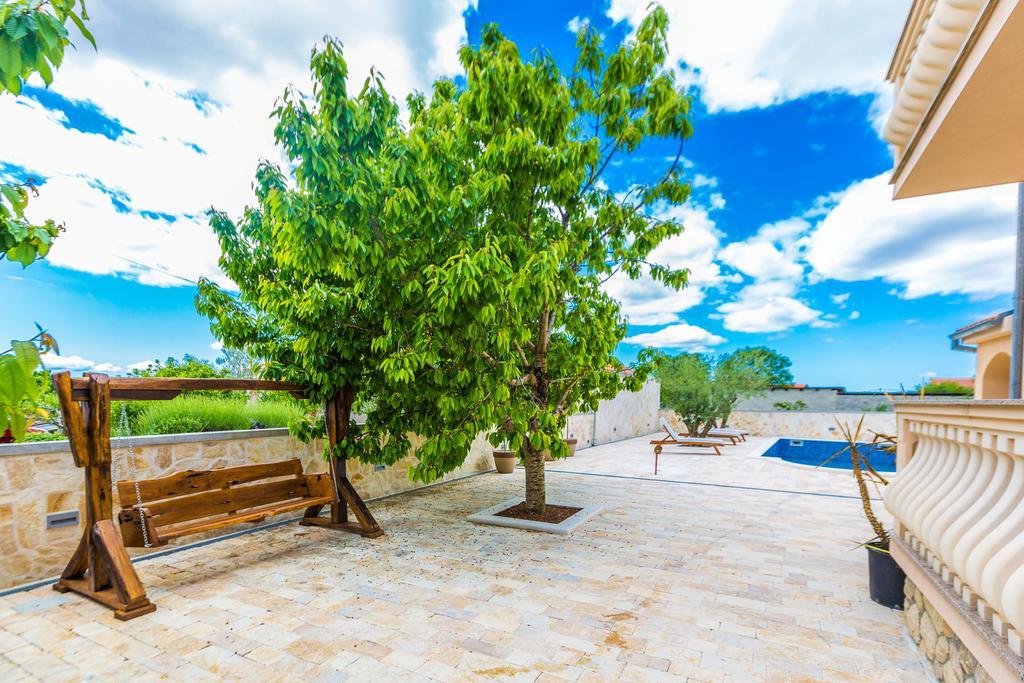 Policnik Villa Tina With Swimming Pool, Tennis Court, Games Room, Sauna, Gym, Bbq מראה חיצוני תמונה