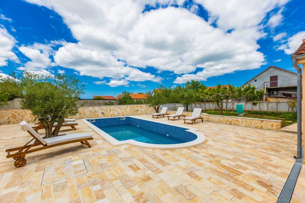 Policnik Villa Tina With Swimming Pool, Tennis Court, Games Room, Sauna, Gym, Bbq מראה חיצוני תמונה