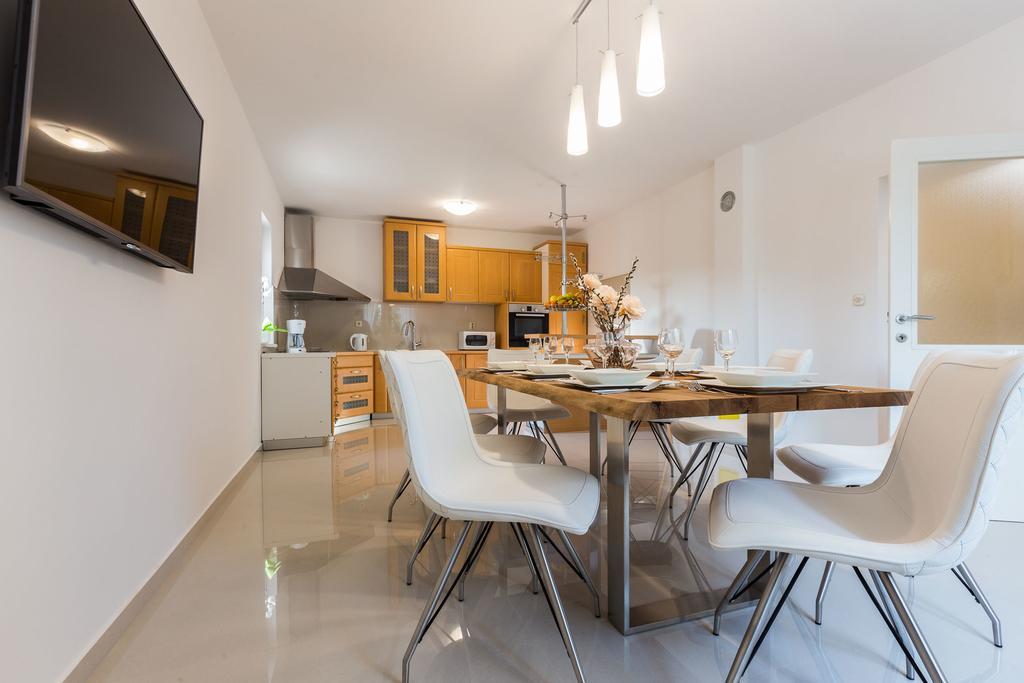 Policnik Villa Tina With Swimming Pool, Tennis Court, Games Room, Sauna, Gym, Bbq מראה חיצוני תמונה