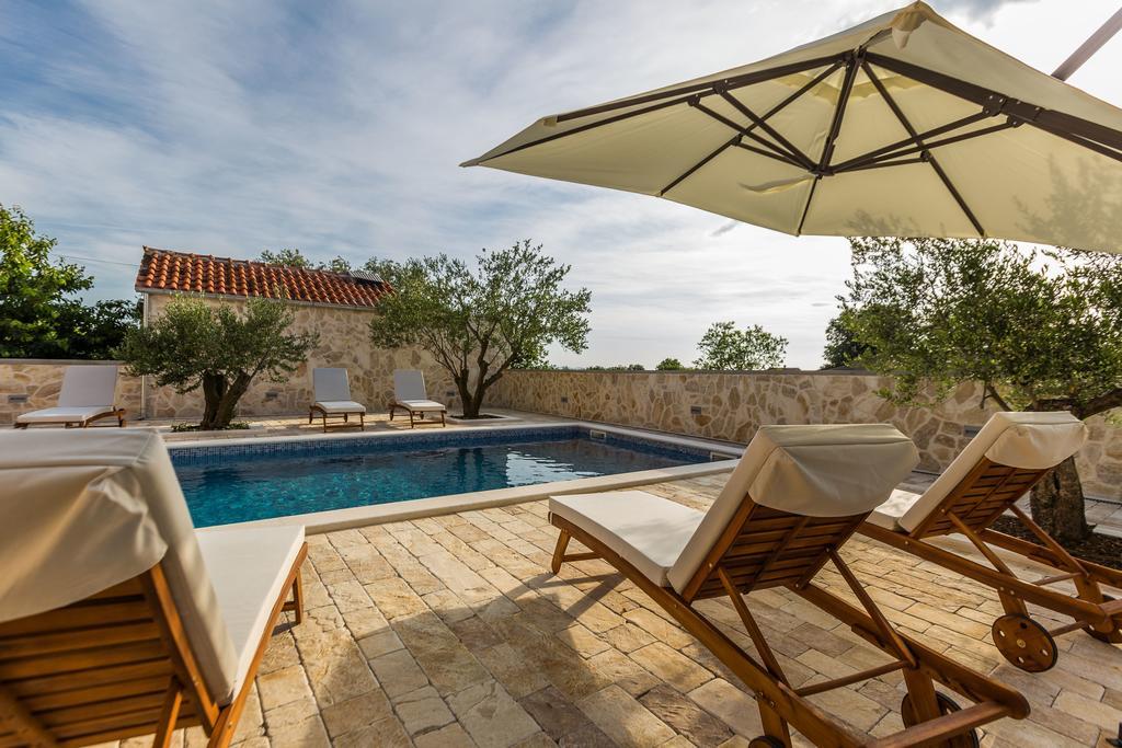 Policnik Villa Tina With Swimming Pool, Tennis Court, Games Room, Sauna, Gym, Bbq מראה חיצוני תמונה