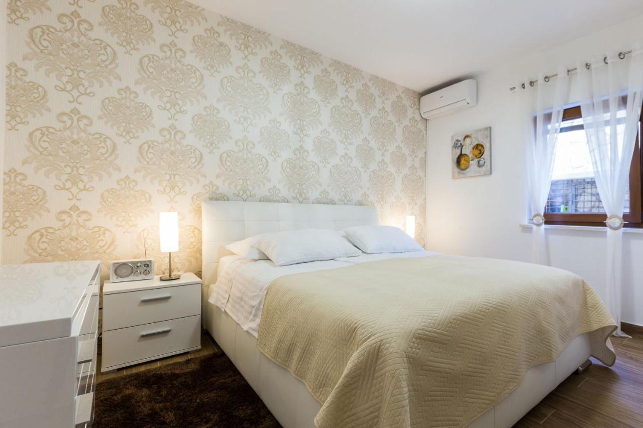 Policnik Villa Tina With Swimming Pool, Tennis Court, Games Room, Sauna, Gym, Bbq מראה חיצוני תמונה