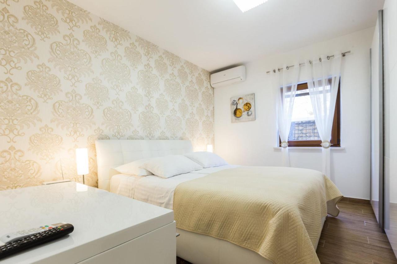 Policnik Villa Tina With Swimming Pool, Tennis Court, Games Room, Sauna, Gym, Bbq מראה חיצוני תמונה