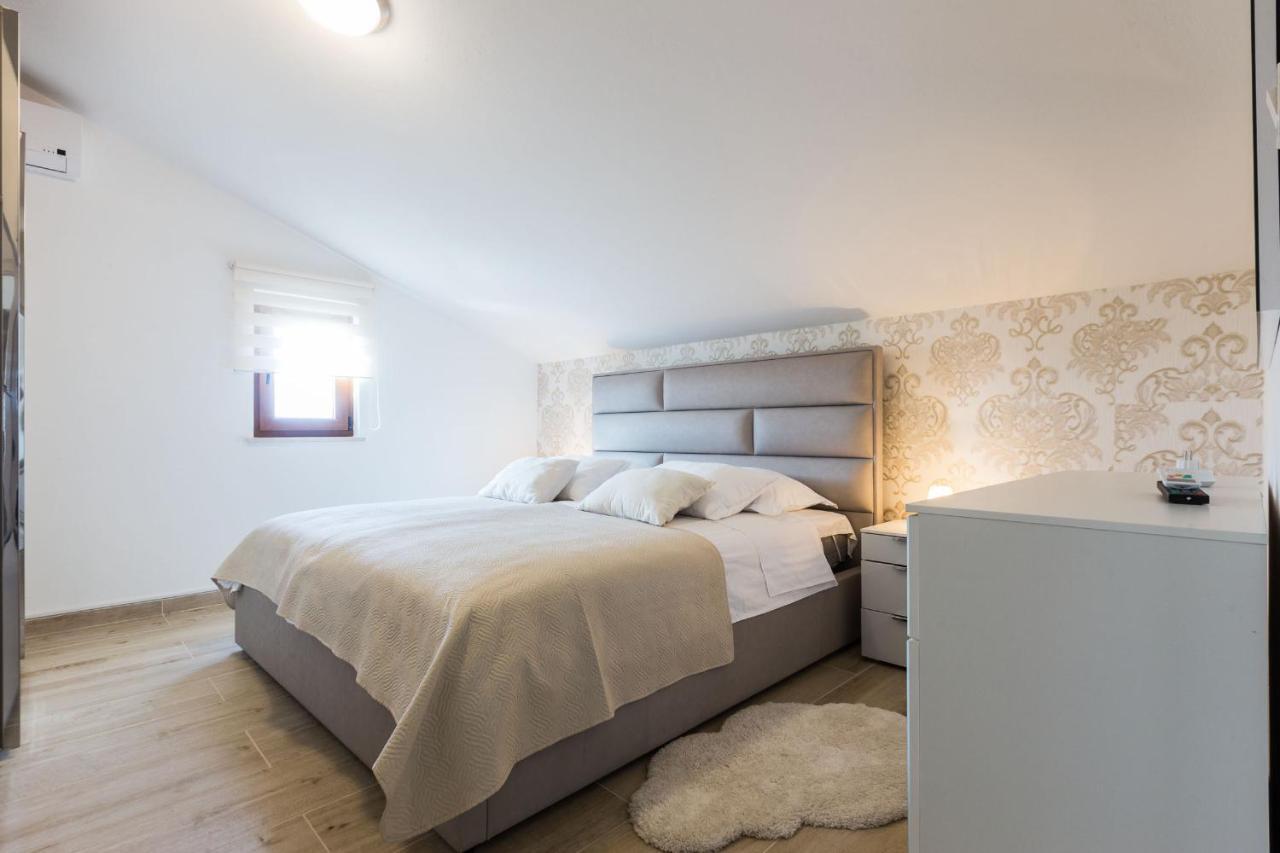 Policnik Villa Tina With Swimming Pool, Tennis Court, Games Room, Sauna, Gym, Bbq מראה חיצוני תמונה
